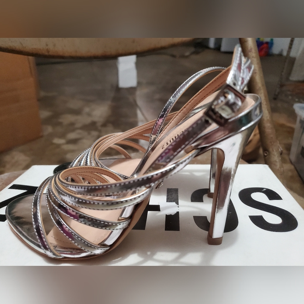 NIB sz 5.5 Schultz shoes